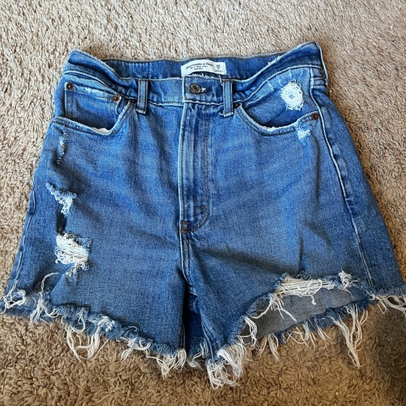 SOLD ON CROSSPOST Abercrombie and Fitch high rise mom short - Picture 4 of 10
